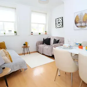 stylish-sea-front-2-bed-apartment-for-6-guests.brighton-hotels-england.com/